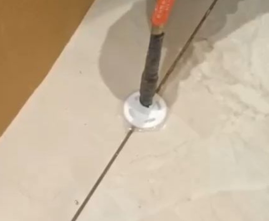 磁县瓷砖空鼓维修公司专业解答瓷砖在铺贴过程中，如果没有涂抹均匀到位的粘结材料（如水泥砂浆或瓷砖胶），可能会导致以下问题